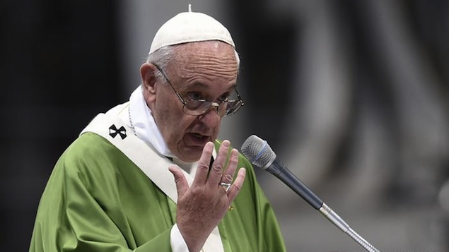 Na missa de encerramento do Sínodo da Família em Roma, papa Francisco adverte de um isolamento da Igreja Católica