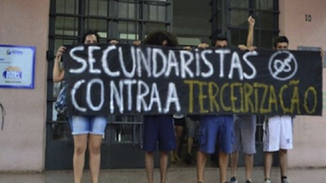 Os estudantes protestam contra a proposta que transfere a administração de escolas públicas de Goiás
