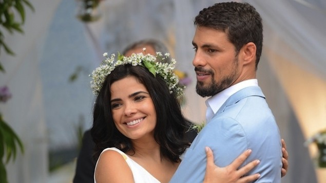 Tóia (Vanessa Giácomo) e Juliano (Cauã Reymond) se casam em "A Regra do Jogo"