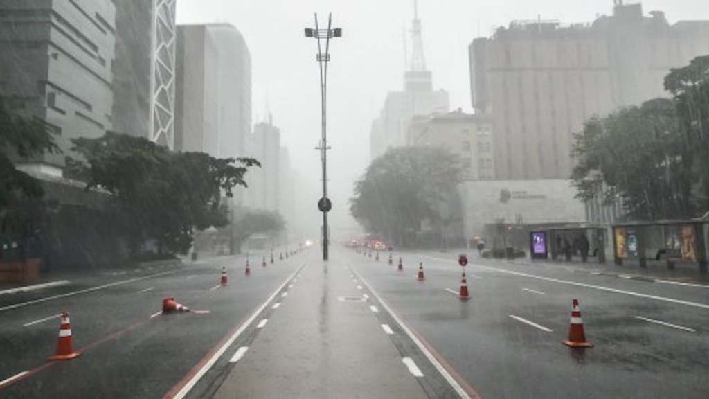 O verão deste ano - 2015/2016, é o sétimo mais chuvoso na capital paulista desde 1995