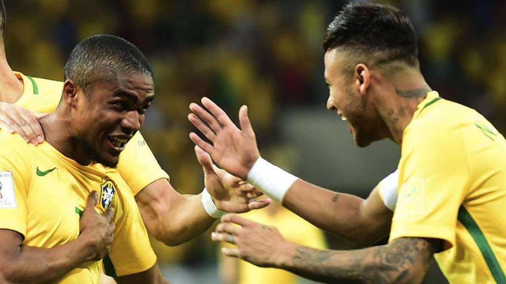 O meia-atacante Douglas Costa e o goleiro Fernando Prass foram convocados nesta quarta-feira, ao lado do atacante Neymar