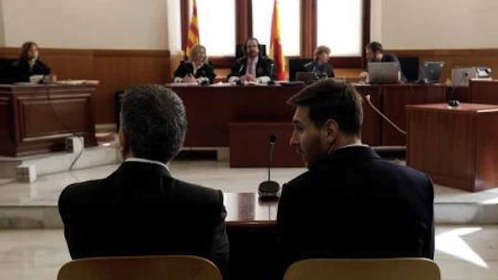 Lionel Messi ao lado do pai durante depoimento em tribunal de Barcelona