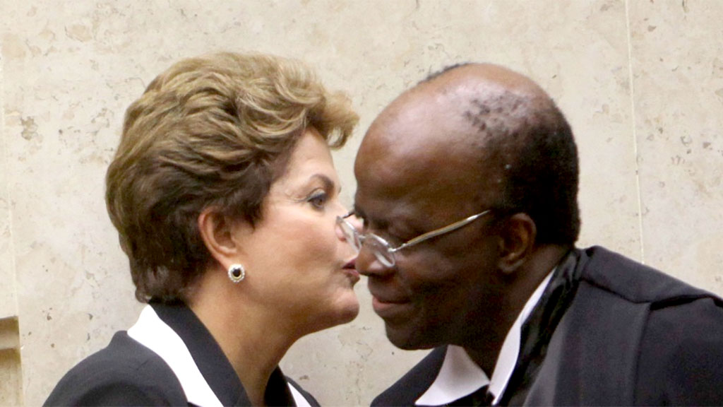 Dilma e Barbosa, em raro encontro no STF: afago que não voltaria a se repetir