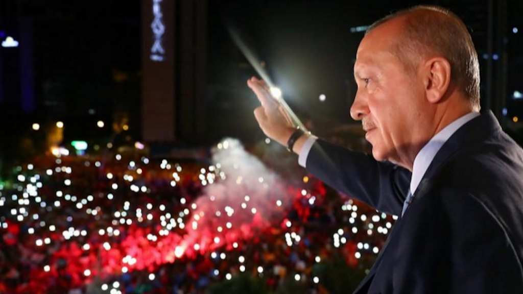 Presidente turco reeleito, Tayyip Erdogan pede que cidadãos doem seus dólares aos bancos