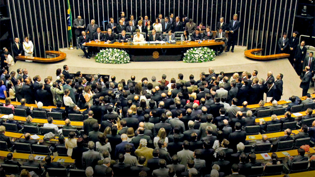 A Câmara avalia projeto que criminaliza o cartel da mídia, no Brasil