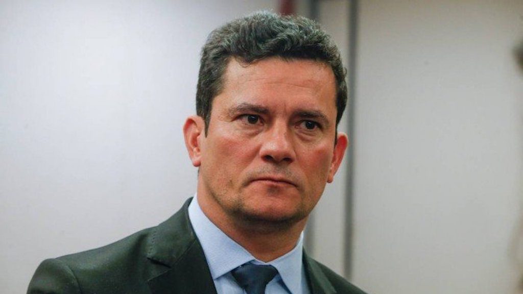 O juiz Sergio Moro afirmou, por meio de despacho, que o desembargador não tem poderes para autorizar a libertação