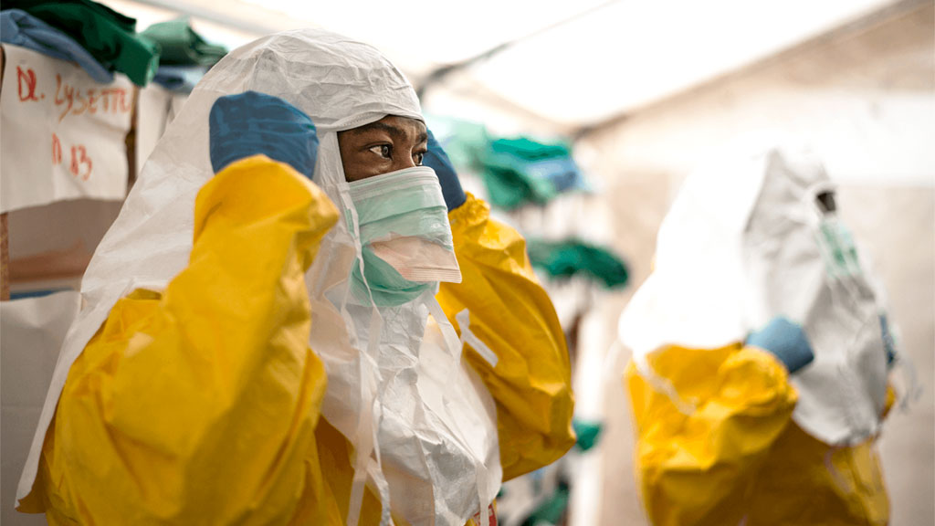 Equipe de saúde no Congo protege-se contra o contágio do vírus ebola