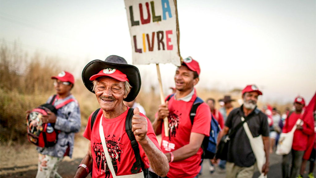Militantes sem-terra marcham rumo a Brasília, para o registro da candidatura Lula