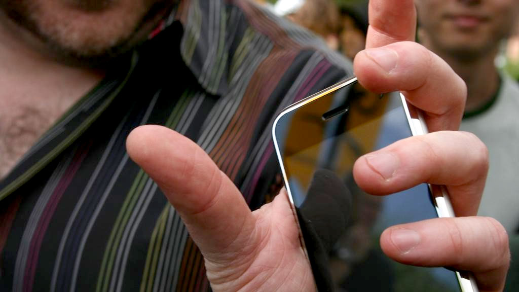 Os roubos e furtos a celulares tendem a diminuir com a decisão da Anatel de bloquear aparelhos irreigulares