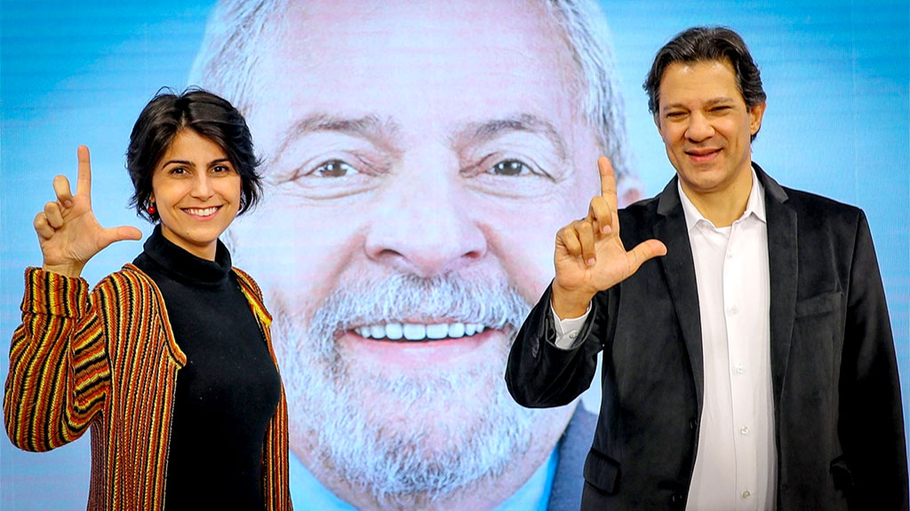 Com a candidata a vice, Manuela D'Ávila (PCdoB), Haddad faz o símbolo de Lula Livre!