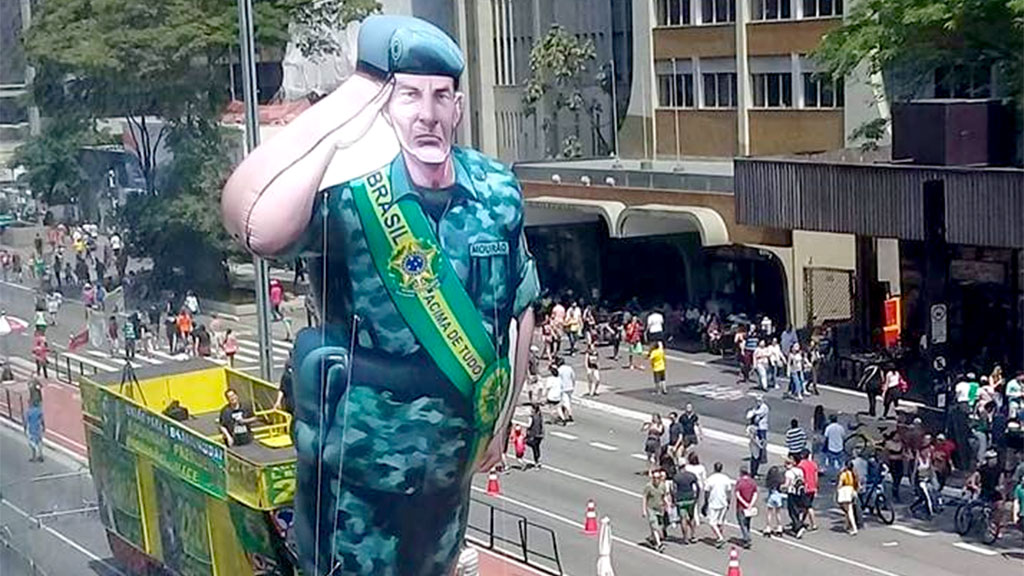 A divisão no comitê de Bolsonaro ficou evidente na exposição do boneco de Hamilton Mourão, general e candidato a vice, mas com a faixa presidencial