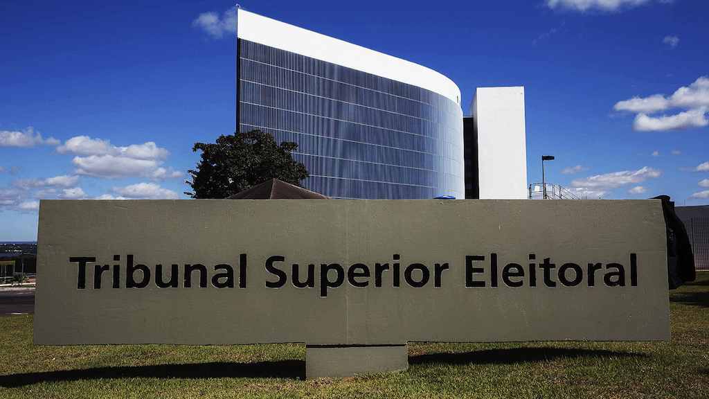 Técnicos do Tribunal Superior Eleitoral (TSE) investigam as contas de Jair Bolsonaro
