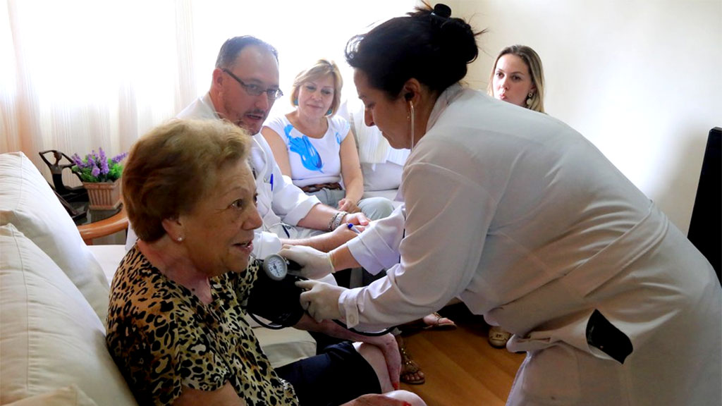 Médicos cubanos ajudavam a suprir a falta de profissionais nos municípios mais distantes dos grandes centros brasileiros