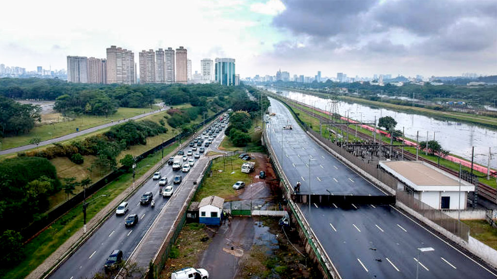 A pista cedeu no elevado sobre a Marginal Pinheiros, uma das principais artérias do tráfego na capital paulista