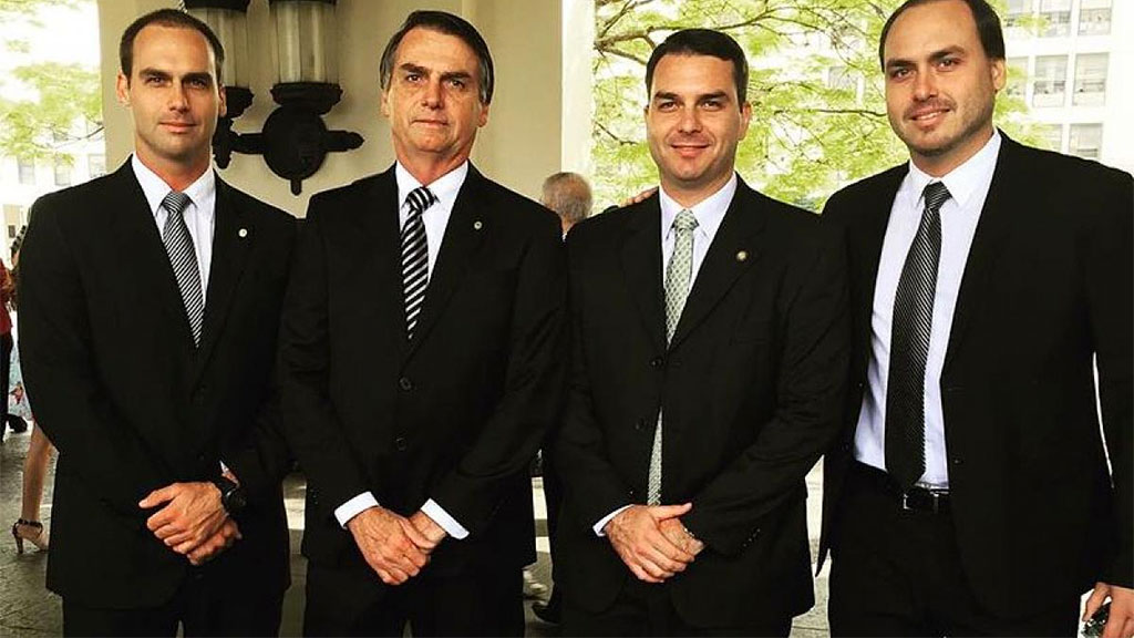 Jair Bolsonaro e seus três filhos: Eduardo (E), Flávio e Carlos