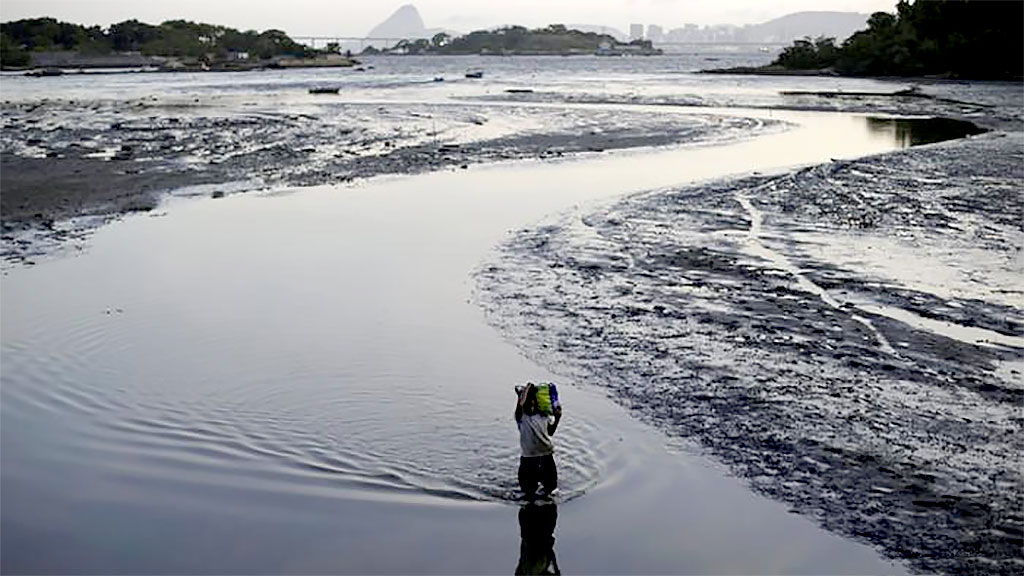 A Baía de Guanabara é, frequentemente, poluída com vazamento de óleo da Petrobras