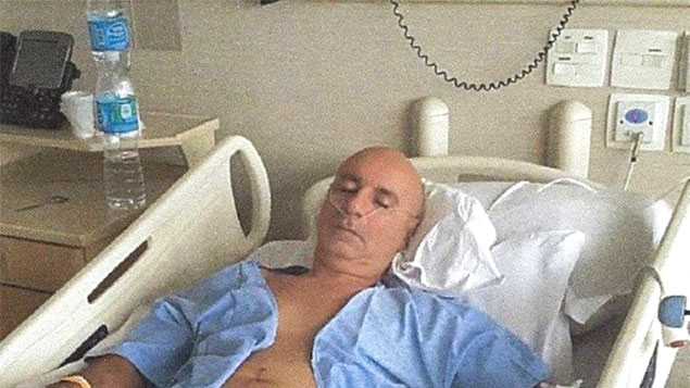 Queiroz divulgou uma foto em que aparece deitado no leito hospitalar