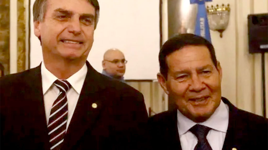 Mourão (D) não conversa abertamente com Bolsonaro desde as eleições, em outubro do ano passado