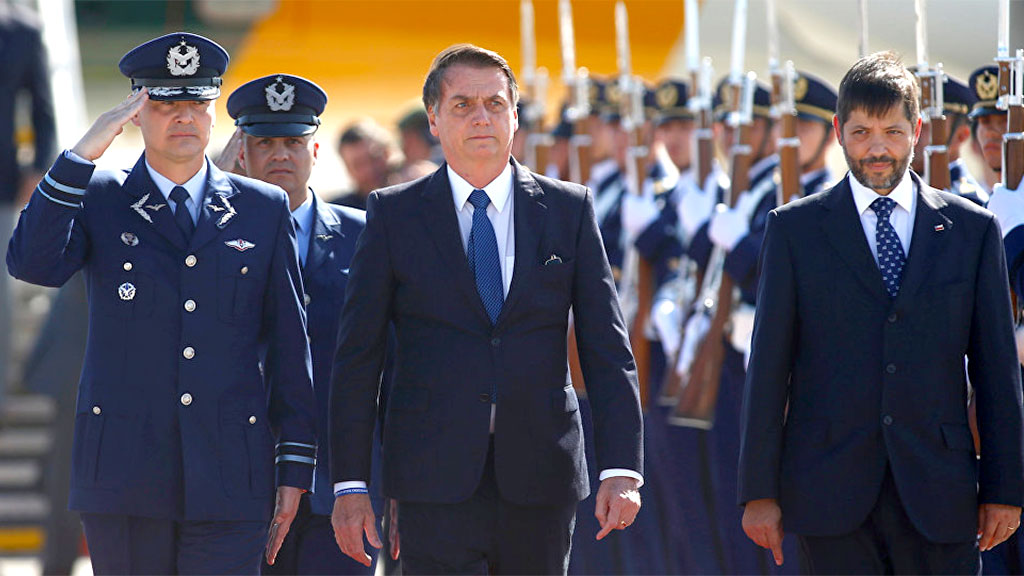 Em visita ao Chile, Bolsonaro (PSL) voltou a criticar os adeptos da 'velha política' em crítica repercutida por Rodrigo Maia (DEM-RJ)