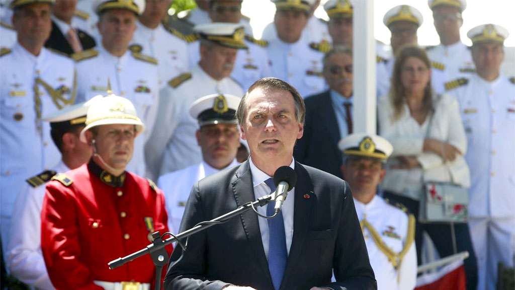 Bolsonaro discursou para o público militar e não explicou a razão porque divulgou vídeo pornográfico