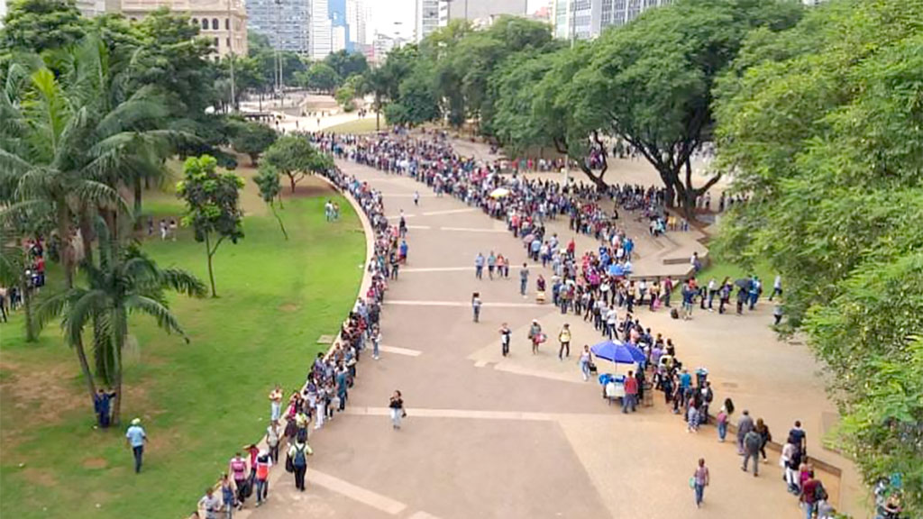 Em meio à crise econômica, uma fila com mais de 15 mil pessoas se formou, em São Paulo, em busca de um emprego
