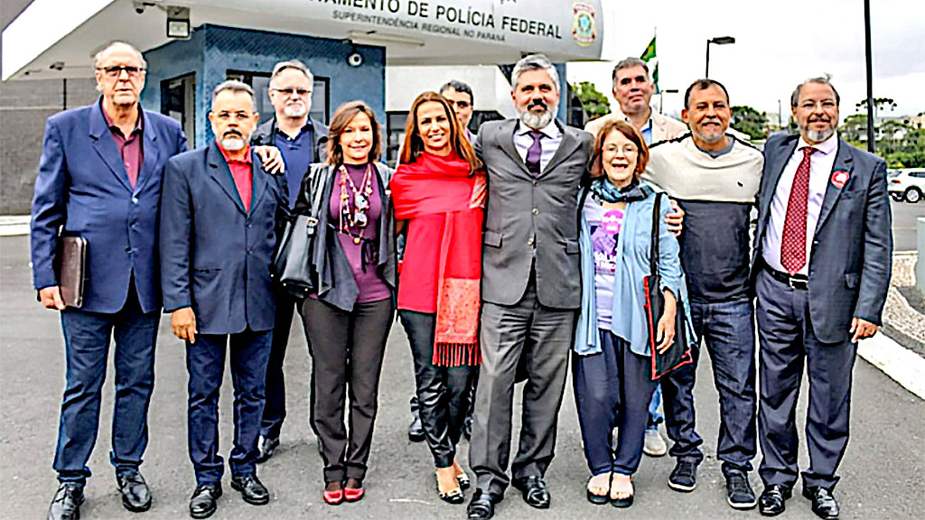 Um grupo de juízes visitou o ex-presidente Lula e ressaltou o caráter político de sua prisão