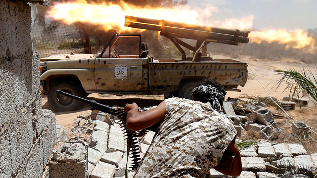 Rebeldes líbios lutam contra o regime islâmico instaurado no país, após a morte de Gaddafi