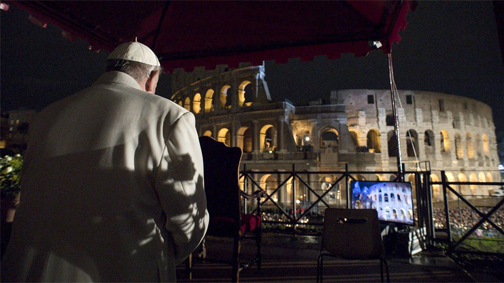 O papa Francisco participou da procissão da Via Crucis, no início da noite desta sexta-feira