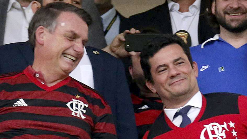 Bolsonaro carregou o ministro Moro, que sangra sob a suspeita de conluio com o MPF para a prisão ilegal de prisioneiros, para um jogo do Flamengo, sem sequer ter tido tempo de tirar a gravata