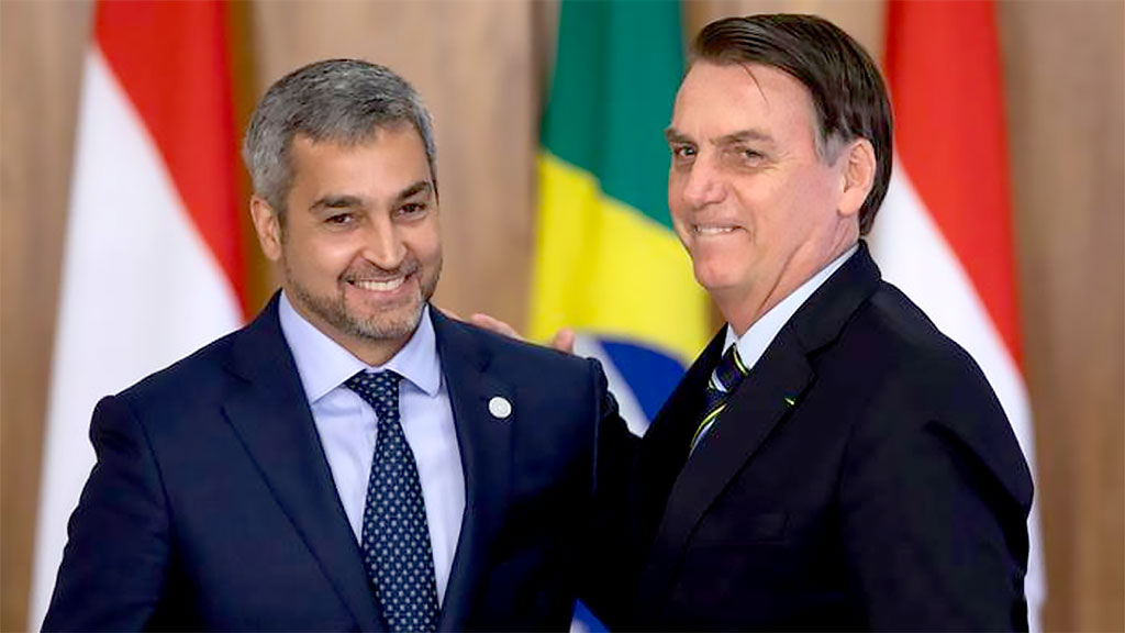 Benitez e Bolsonaro se cumprimentam, em encontro no Palácio do Planalto