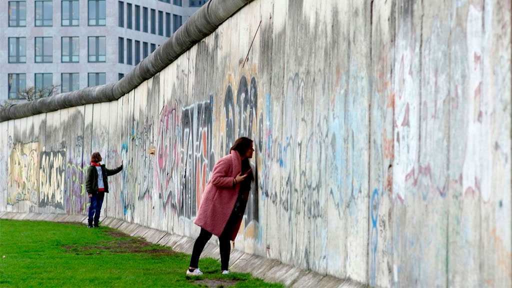 Partes preservadas do Muro de Berlim ainda integram o roteiro turístico na capital alemã