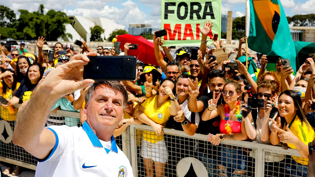 Em manifestação pela volta da ditadura e o fechamento do Congresso e do STF, Bolsonaro faz uma 'selfie' de apoio ao movimento