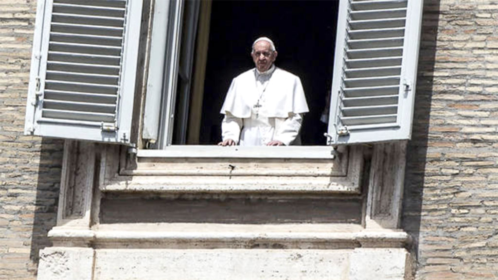 Por um breve momento, o papa Francisco apareceu em uma das janelas do Palácio Apostólico, para uma oração no Dia das Mães