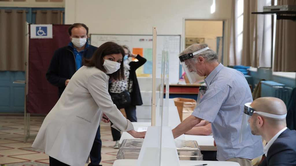 Usando máscaras, eleitores franceses retornam às urnas para eleições municipais adiadas