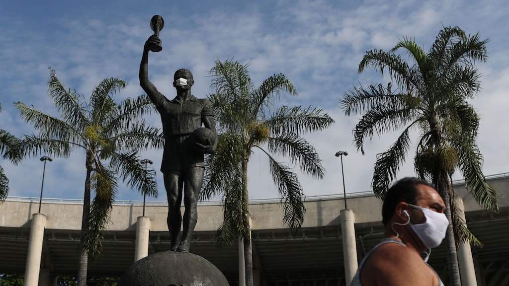 Estátua de Bellini, capitão da seleção brasileira, no estádio do Maracanã, durante a Copa do Mundo de 1958, usa uma máscara protetora, em meio à doença por coronavírus