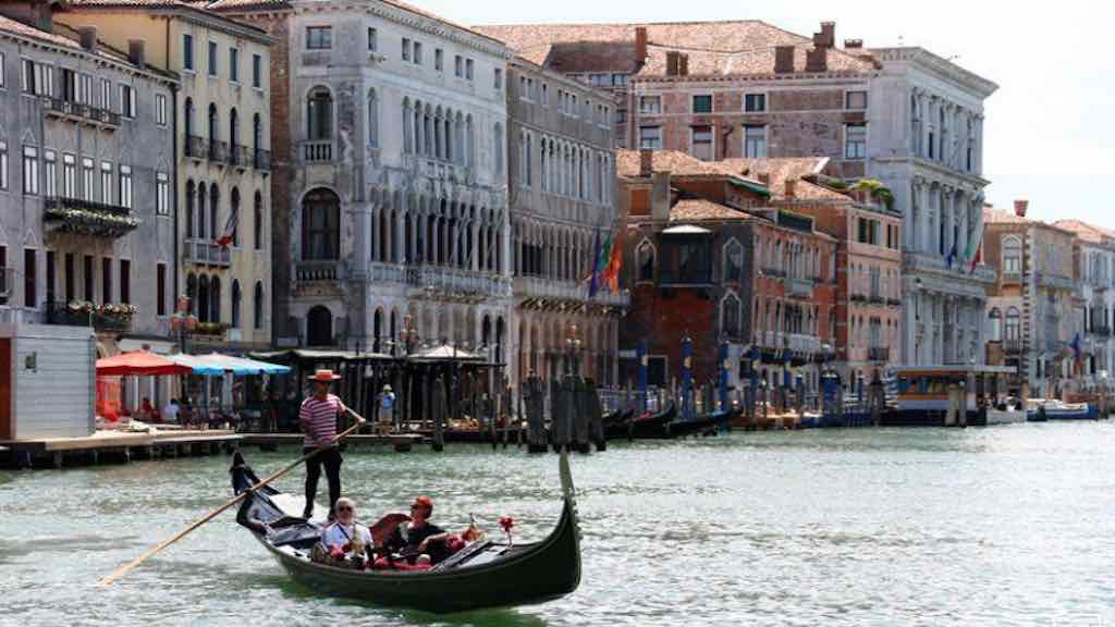 Turistas passeiam em gôndola em Veneza