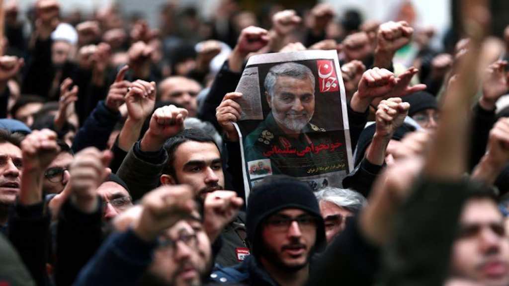 Iranianos carregam foto de general Qassem Soleimani em Teerã