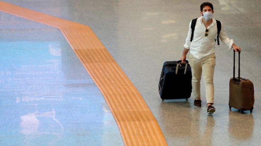 Passageira puxa suas malas no aeroporto Fiumicino, em Roma