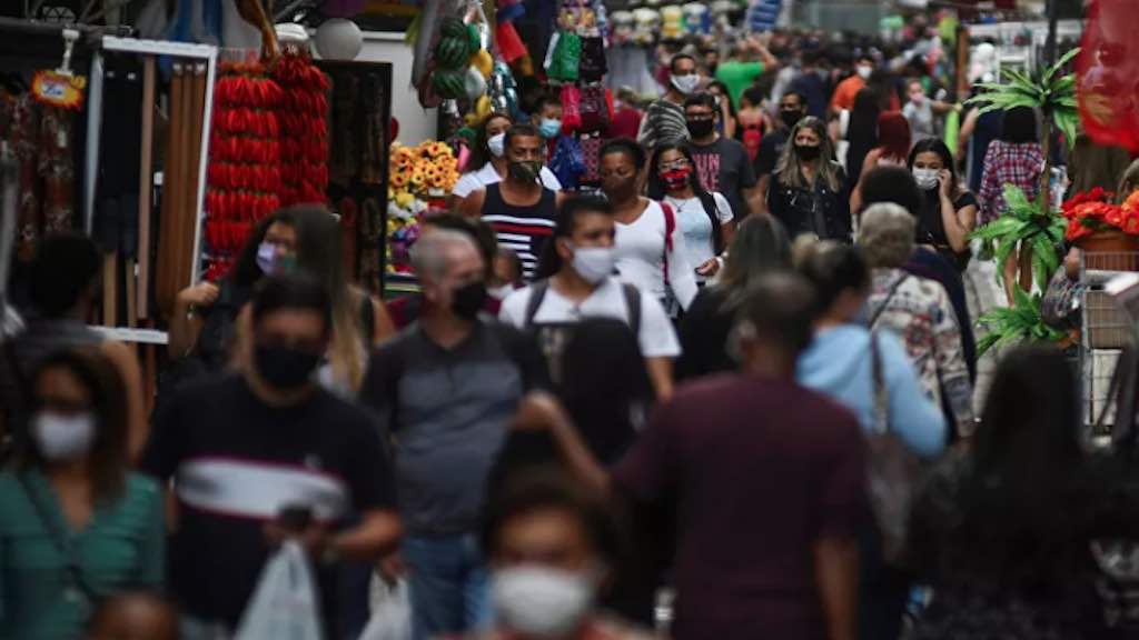 Pessoas andam em rua comercial popular, após flexibilização das restrições implantadas pelo coronavírus no Rio de Janeiro