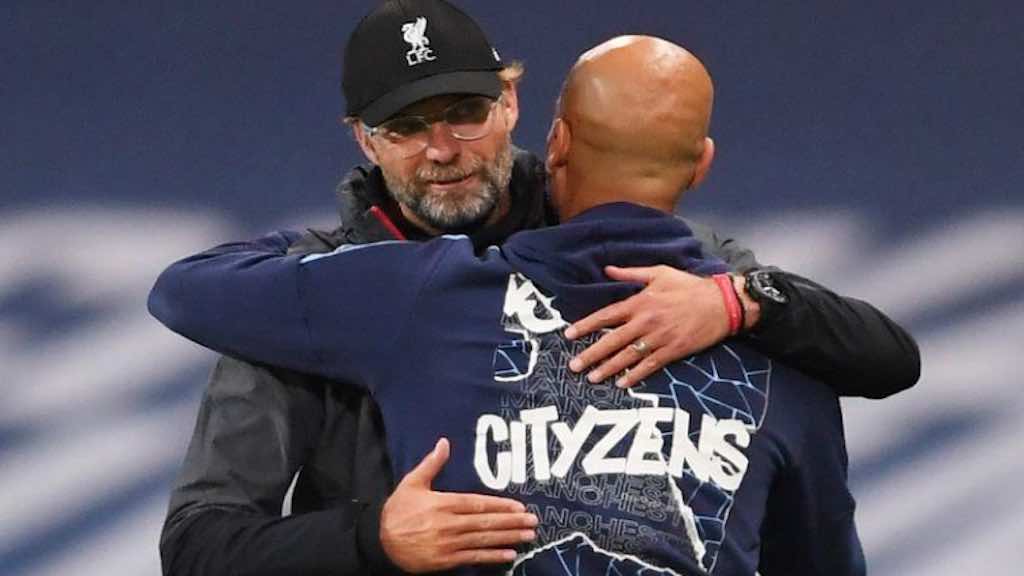 Técnicos Juergen Klopp e Pep Guardiola se abraçam após partida entre Manchester City e Liverpool