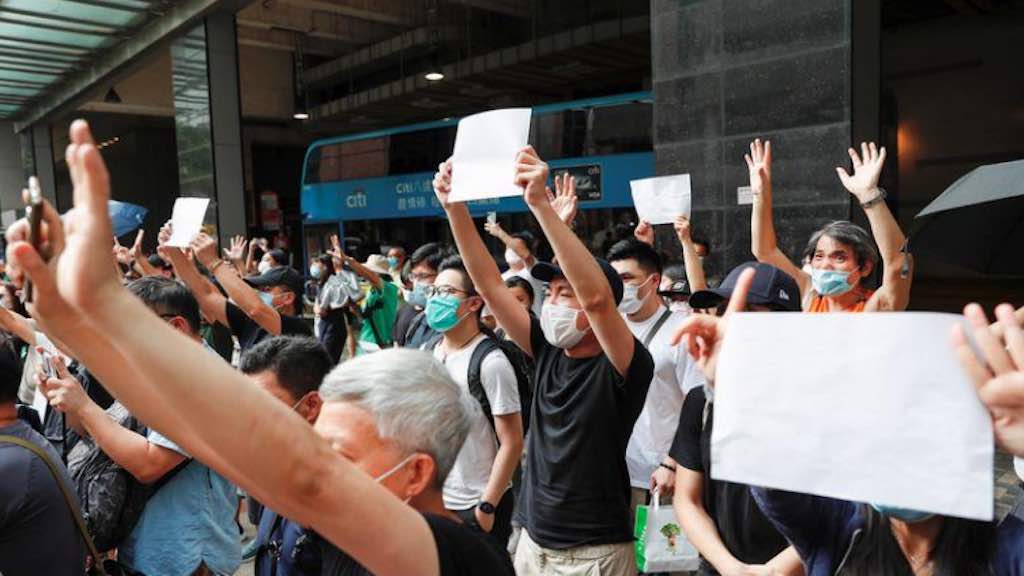 Manifestantes mostram cartazes em branco após slogan ser proibido em Hong Kong