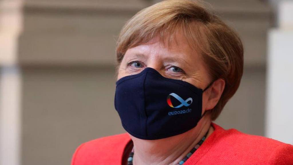 Chanceler alemã, Angela Merkel, usa máscara de proteção em Berlim