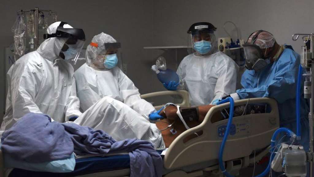 Paciente com covid-19 é tratado em hospital em Houston, Texas