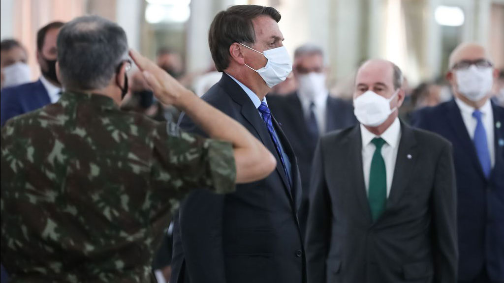 Em solenidade militar, Bolsonaro critica o sistema educacional brasileiro