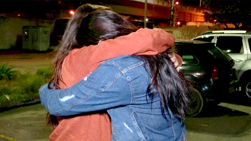 As filhas de Gilmara da Silva se abraçam e choram a morte ainda inexplicável da mãe