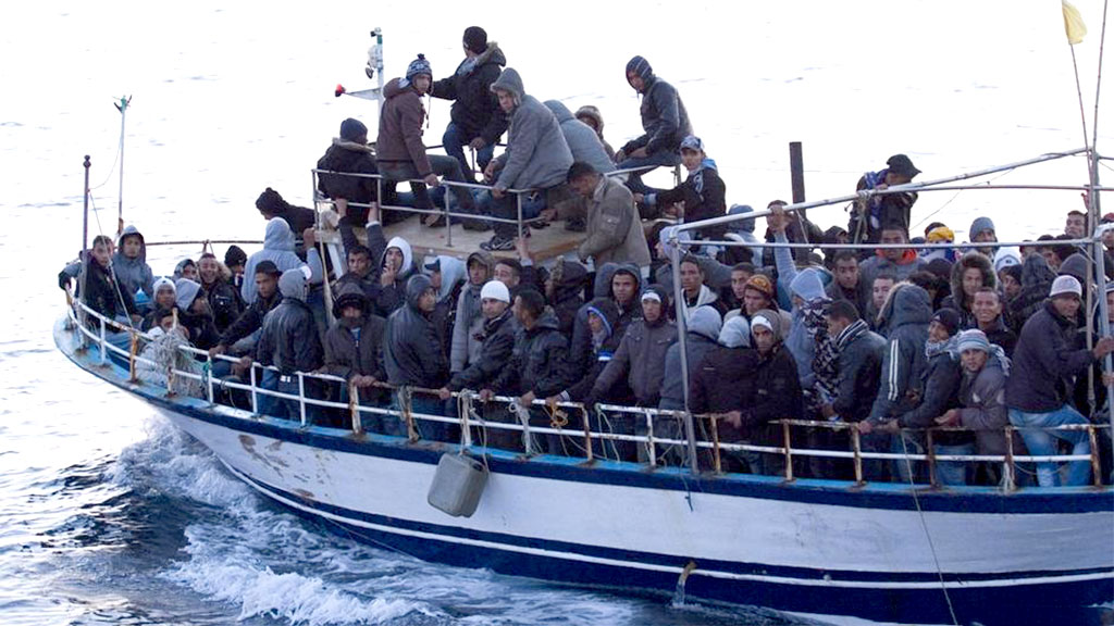 Barcos lotados de migrantes do Oriente Médio têm chegado, diariamente, ao porto de Lampedusa