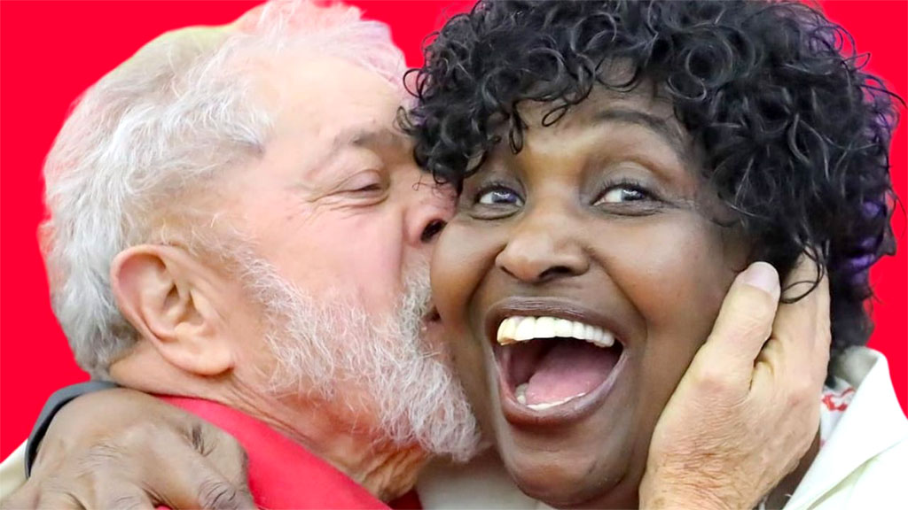 Lula dá um beijo na candidata do PT à prefeitura do Rio de Janeiro, Benedita da Silva