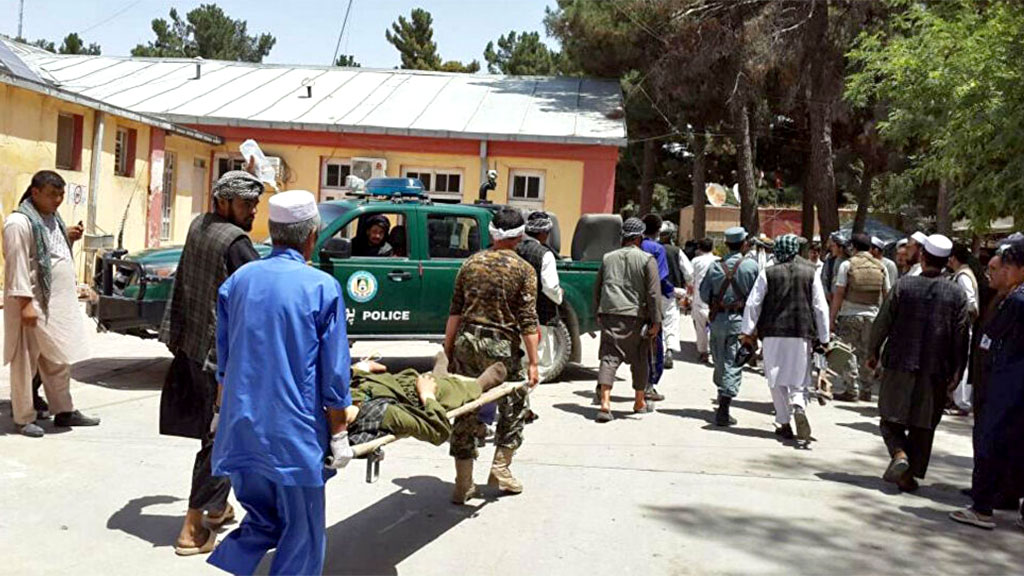 Vítimas do atentado suicida são retiradas do local onde ocorreu a explosão, na capital afegã