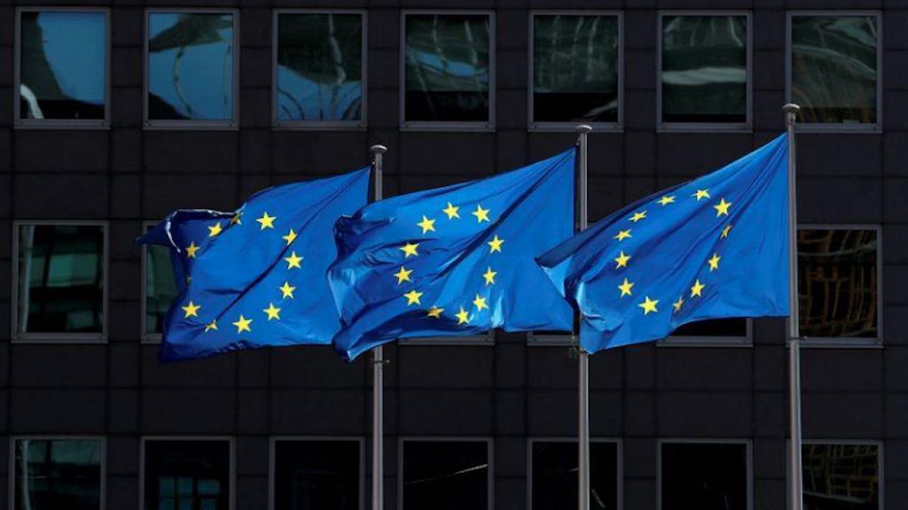 Bandeiras da União Europeia do lado de fora da sede da Comissão Europeia em Bruxelas
