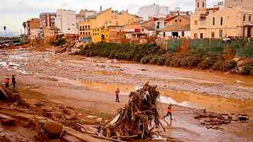 Mais tropas chegam à região da Espanha atingida por tempestades